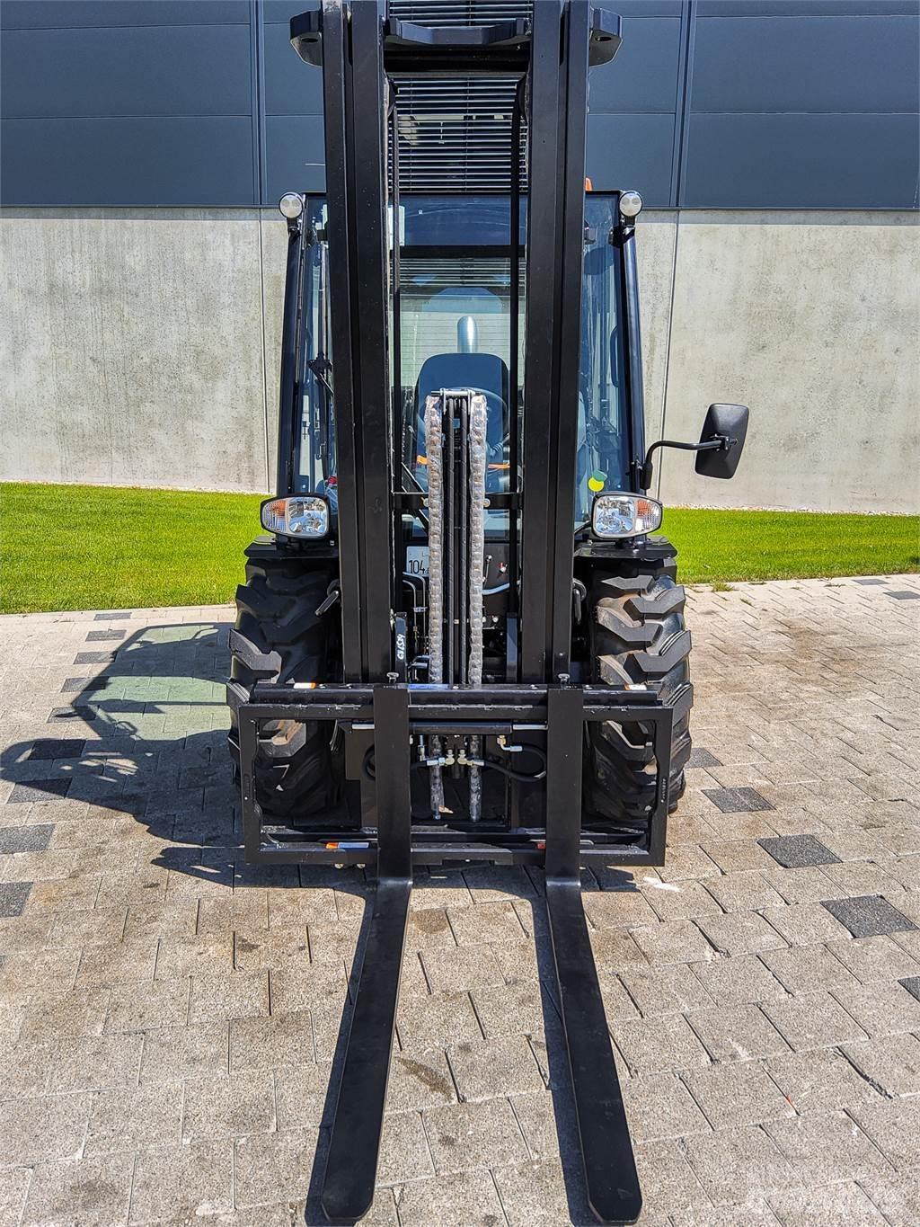 Manitou MC 30-4 Terénní vysokozdvižné vozíky