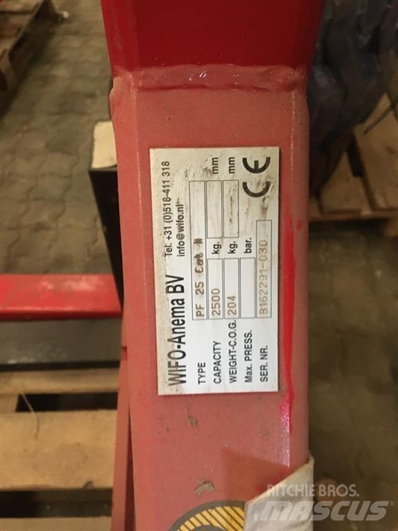 Wifo PF 25 Čelní nakladače a rypadla