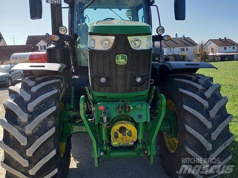 John Deere 6215R Traktory