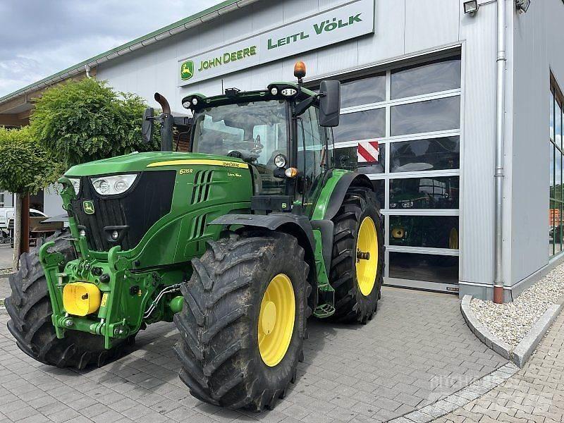 John Deere 6215R Traktory