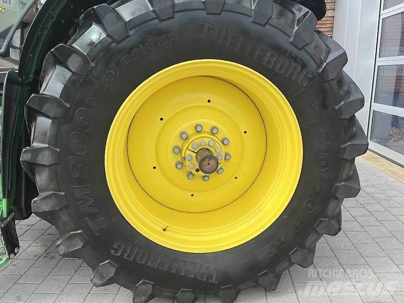 John Deere 6215R Traktory