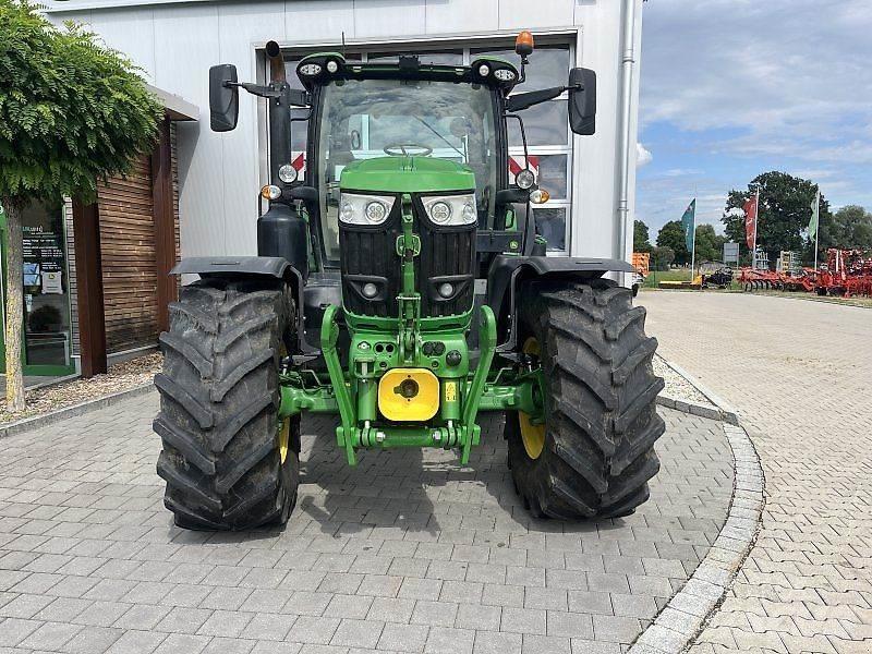 John Deere 6215R Traktory
