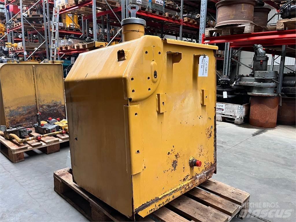 CAT 323D brændstoftank Ostatní komponenty