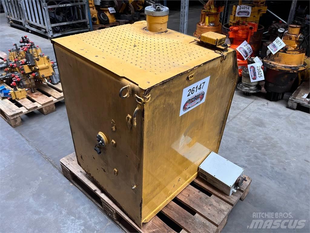 CAT 323D brændstoftank Ostatní komponenty