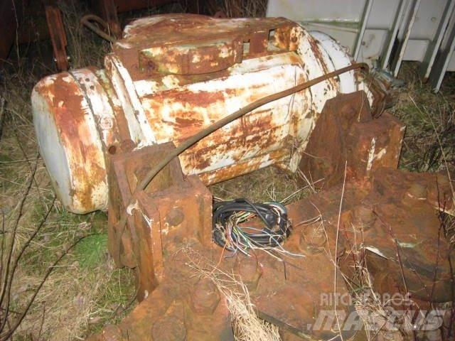 Demag 15 ton Kladkostroje, navijáky a stavební výtahy