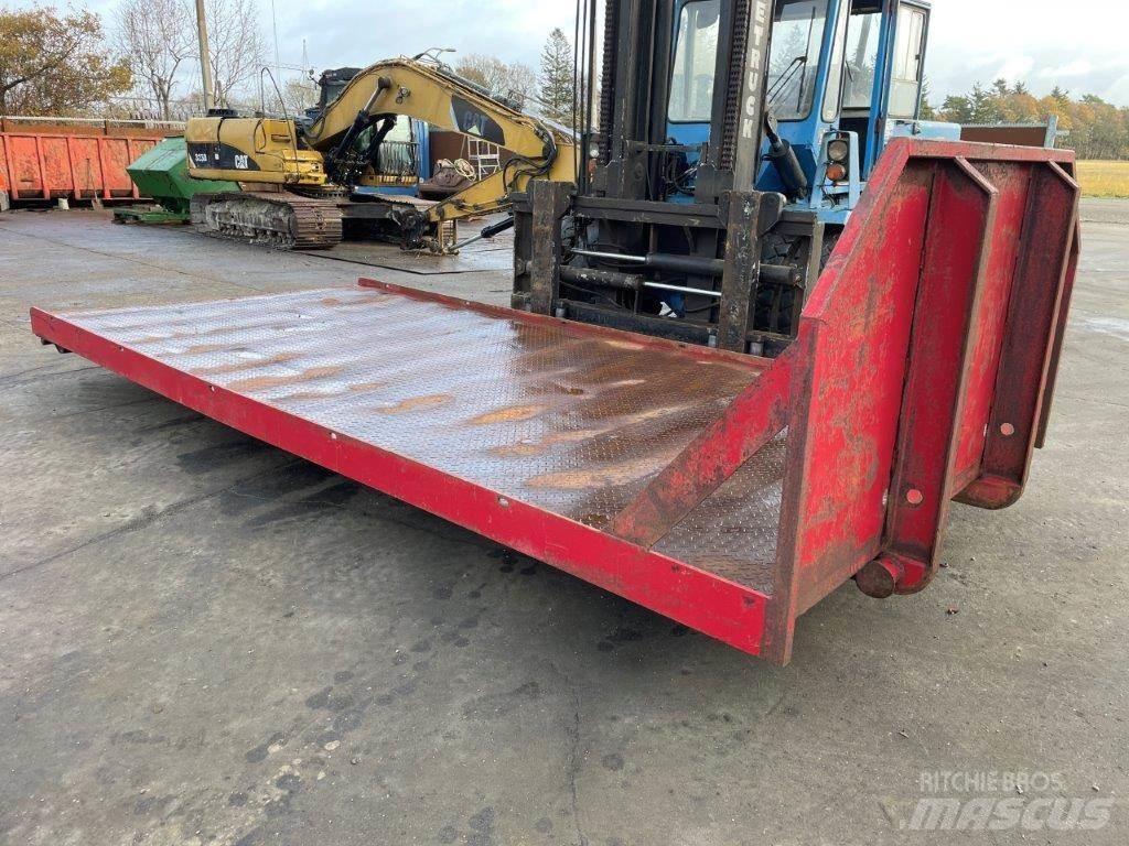  Maskintrailer med wirehejs Podvalníkové návěsy