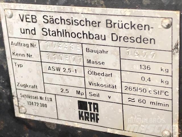VEB spil - 2,5 T - 2 stk. Kladkostroje, navijáky a stavební výtahy