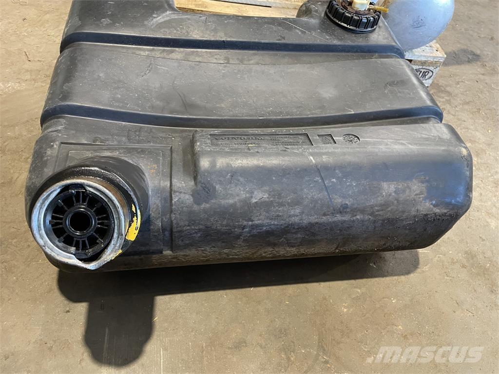 Volvo L70B dieseltank Ostatní komponenty
