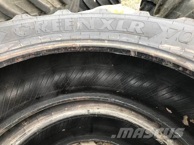  Rear Tyres Pneumatiky, kola a ráfky