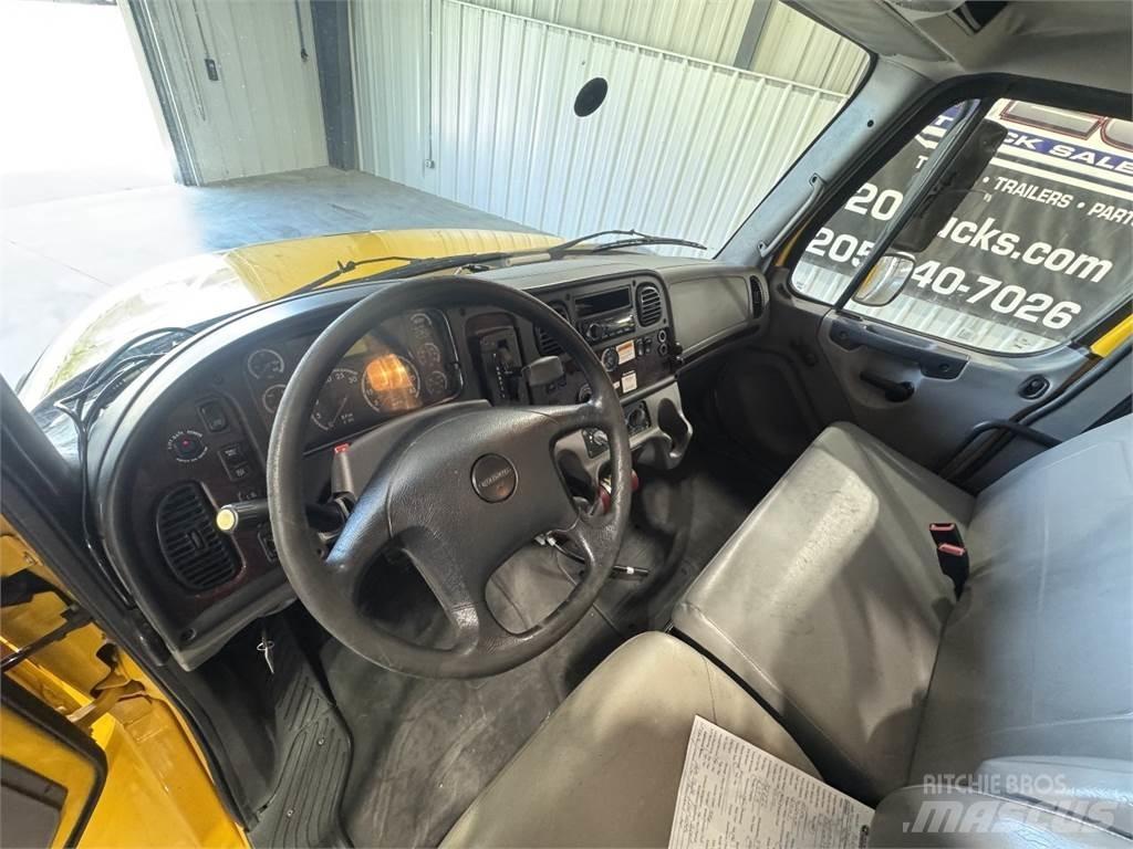 Freightliner M2 106 Skříňová nástavba