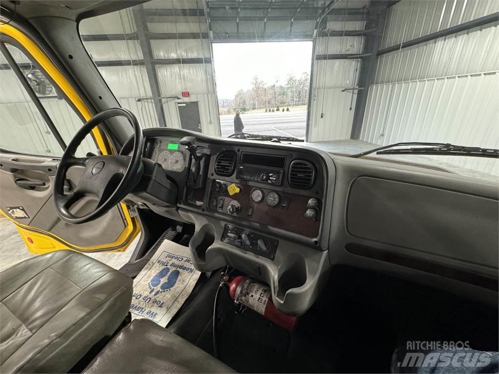 Freightliner M2106 Skříňová nástavba