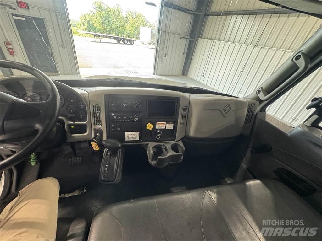International 4300 Skříňová nástavba