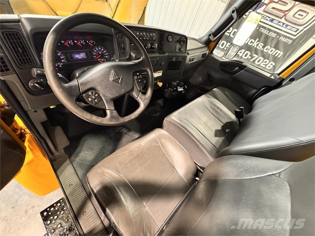 International MV607 Skříňová nástavba