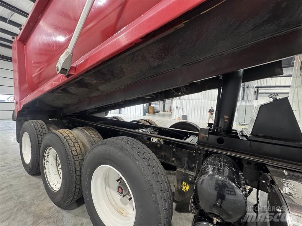 Mack GU713 Sklápěče