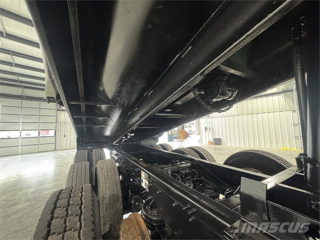 Mack GU713 Sklápěče