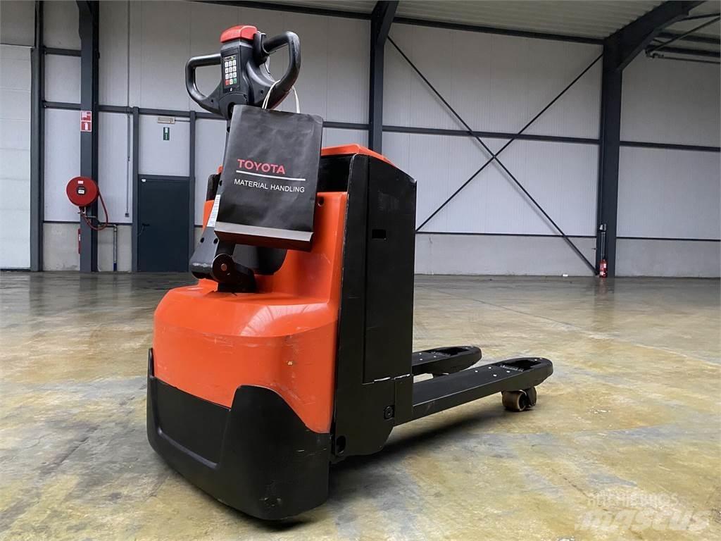 Toyota LWE200 Ruční paletový vozík