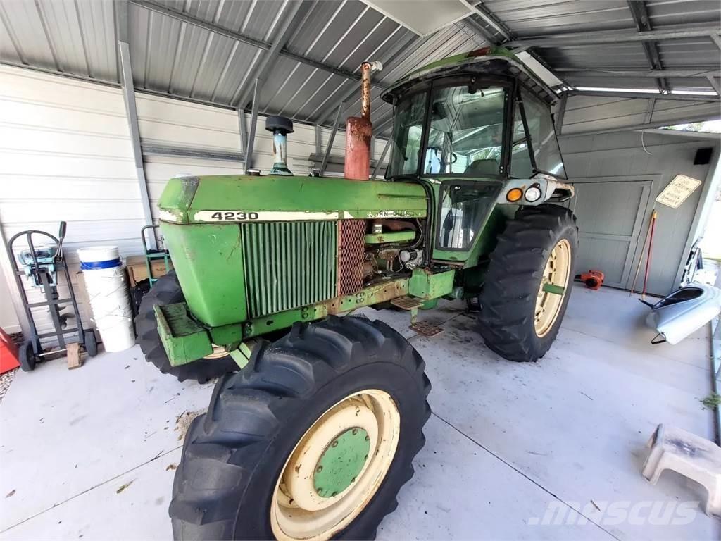 John Deere 4230 Traktory