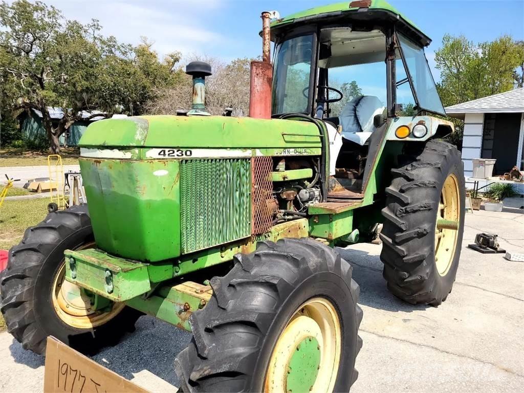 John Deere 4230 Traktory
