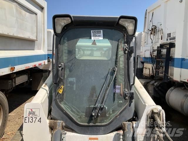 Bobcat T870 Smykem řízené nakladače