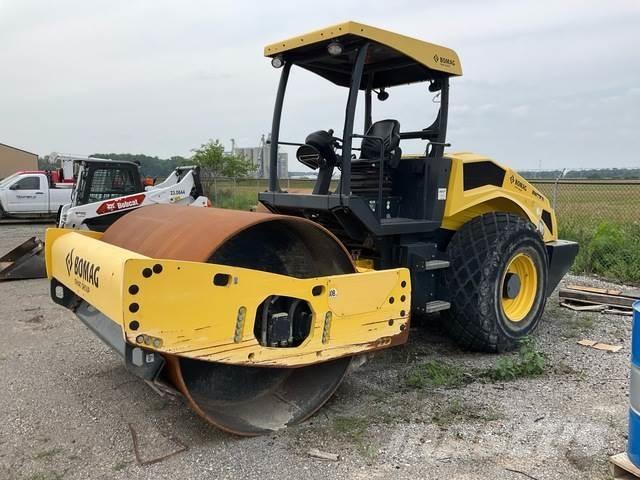 Bomag BW211D-5 Tahačové válce