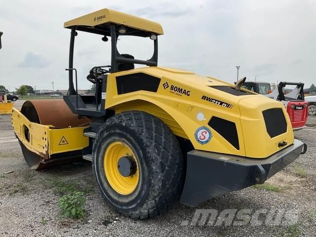 Bomag BW211D-5 Tahačové válce