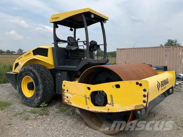 Bomag BW211D-5 Tahačové válce