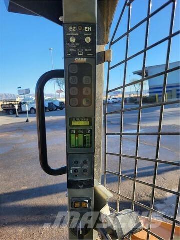 CASE TR270 Smykem řízené nakladače