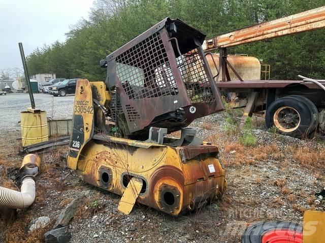 CAT 236 Smykem řízené nakladače