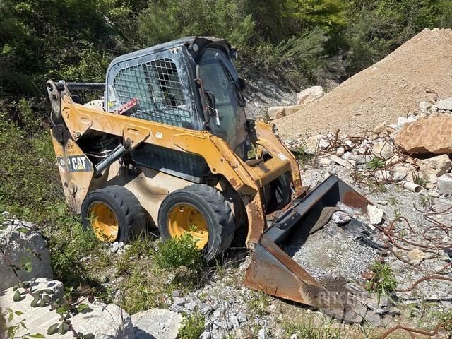 CAT 242D Smykem řízené nakladače