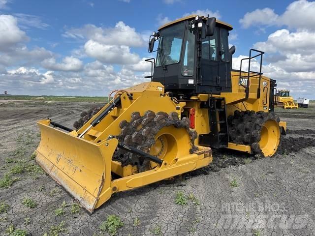 CAT 815 Půdní kompaktory
