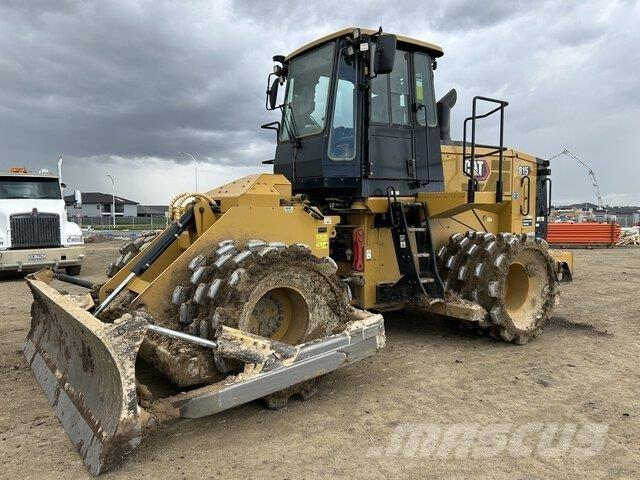 CAT 815 Půdní kompaktory