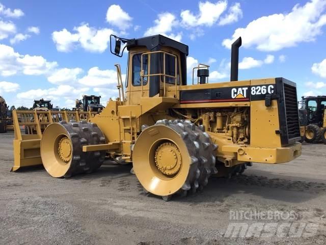CAT 826C Půdní kompaktory