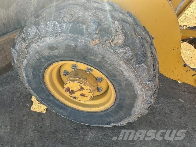 CAT 906H Kolové nakladače