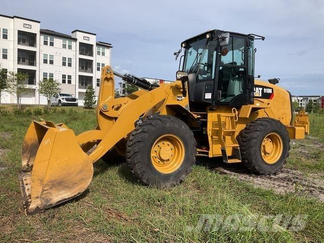 CAT 910M Kolové nakladače