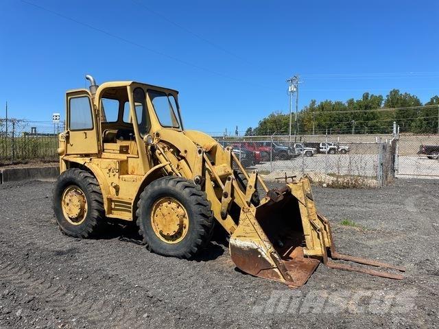 CAT 922 Kolové nakladače