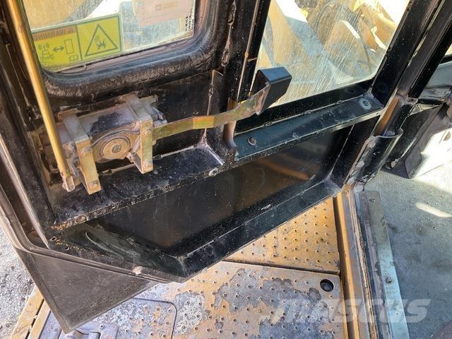 CAT 990 Kolové nakladače