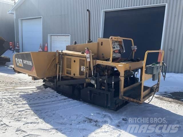 CAT AP255E Finišery