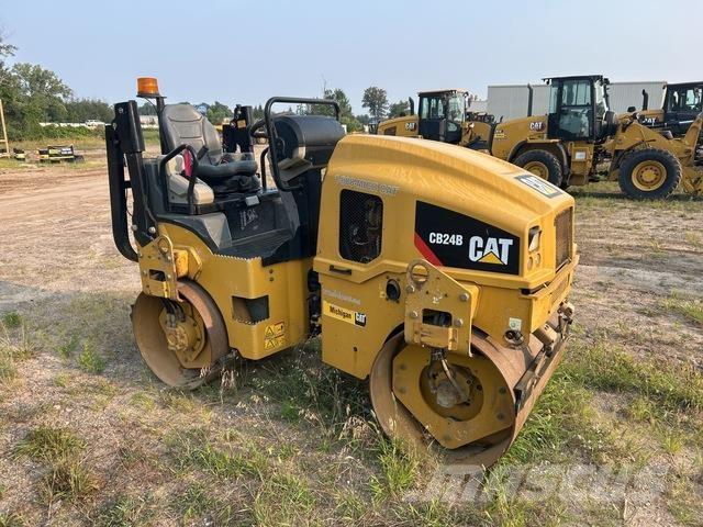 CAT CB24B Tandemové válce
