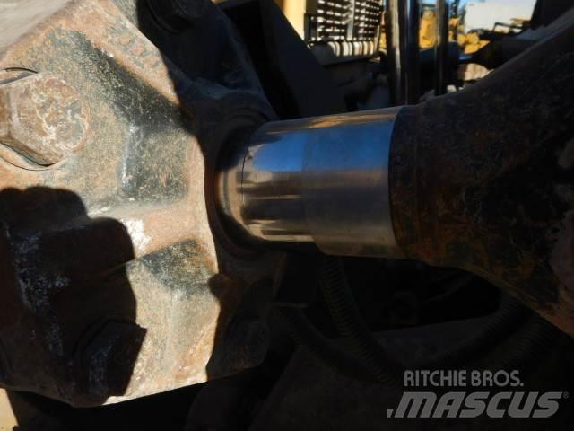 CAT D10T2 Pásové dozery