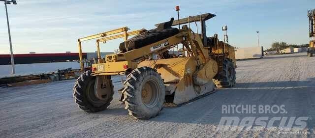 CAT RM300 Půdní kompaktory