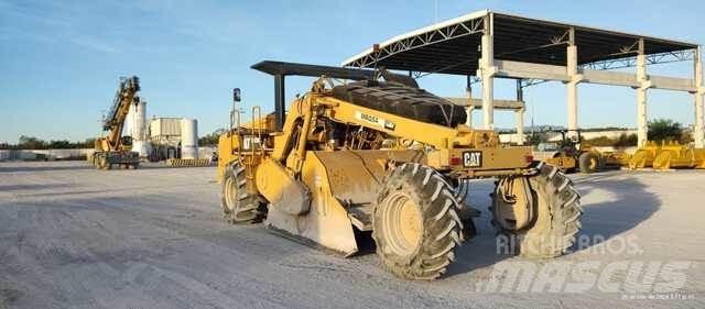 CAT RM300 Půdní kompaktory