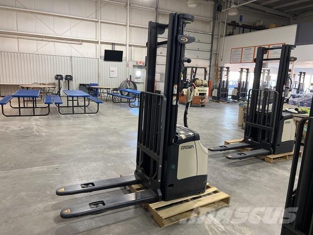 Crown ES 4000 Samohybné vozíky