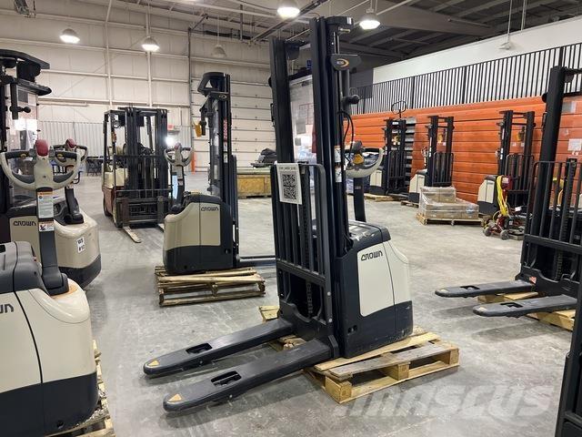 Crown ES 4000 Samohybné vozíky