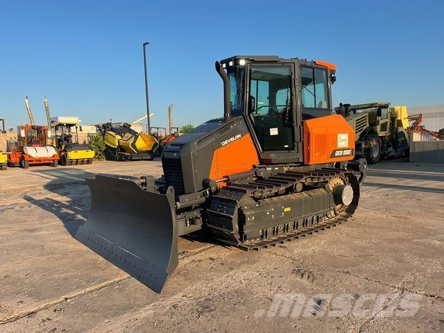 Develon DD100 Pásové dozery