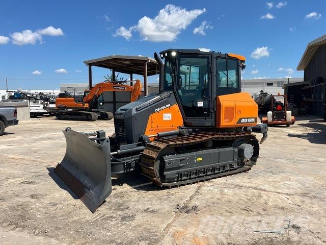 Develon DD100 Pásové dozery