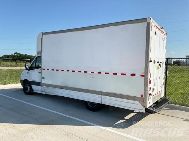 Dodge 3500 Skříňová nástavba