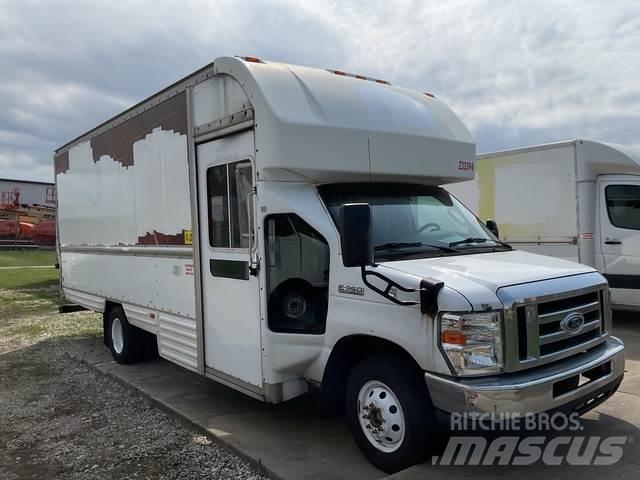 Ford E-350 Skříňová nástavba