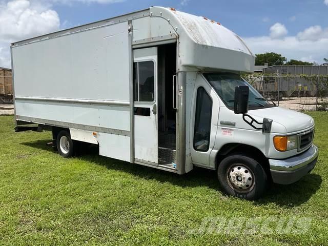 Ford E-350 Skříňová nástavba