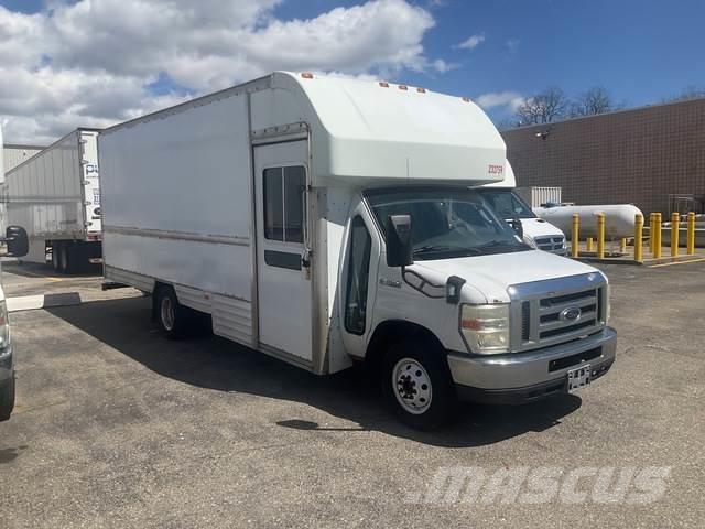 Ford E-350 Skříňová nástavba