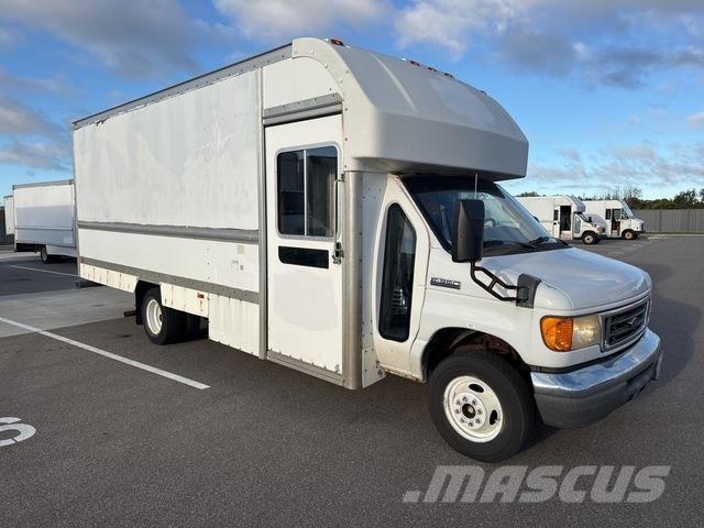 Ford E-350 Skříňová nástavba
